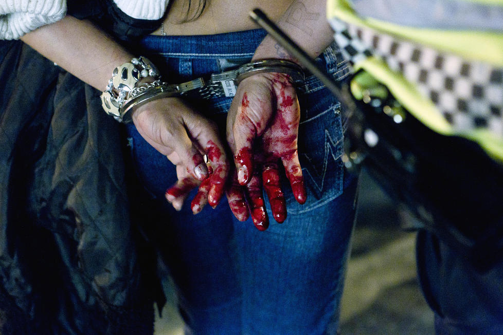 TRONDHEIM: Ei jente i Nordre gate i Trondheim har knust et �lglass i hodet p� ei annen jente, og arresteres av politiet. Mesteparten av volden i Norge skjer i de tusen hjem, men nest etter hjemmet er utelivsomr�dene de farligste stedene � oppholde seg, if�lge politiet. Foto: Ole Morten Melg�rd