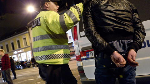TRØST: En mann får noen oppmuntrende ord etter å ha blitt arrestert i Trondheim sentrum. Foto: Ole Morten Melgård TRØST: En mann får noen oppmuntrende ord etter å ha blitt arrestert i Trondheim sentrum. Foto: Ole Morten Melgård