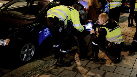 SLÅTT NED: Klokka 01.35 er en mann slått med en flaske i en sidegate til Torgallmenningen i Bergen. Gjerningsmannen er forduftet og vitnebeskrivelsene er dårlige. FOTO: Paul S. Amundsen SLÅTT NED: Klokka 01.35 er en mann slått med en flaske i en sidegate til Torgallmenningen i Bergen. Gjerningsmannen er forduftet og vitnebeskrivelsene er dårlige. FOTO: Paul S. Amundsen