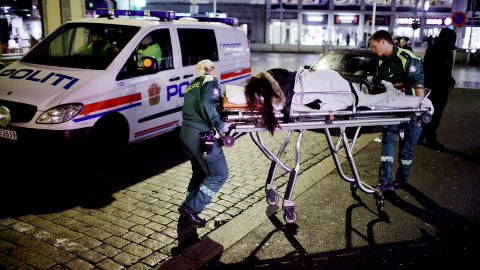 BERGEN: Ei ung jente er bevisstløs og fraktes bort av ambulanse. En ung mann arresteres etter hendelsen som skjedde i Chr. Michelsens gate, cirka 100 meter fra Torgallmenningen i Bergen. Sammen natt får en mann får en mann flere slag utenfor Vaagen pub og dør seinere av skadene. Foto: Paul S. Amundsen BERGEN: Ei ung jente er bevisstløs og fraktes bort av ambulanse. En ung mann arresteres etter hendelsen som skjedde i Chr. Michelsens gate, cirka 100 meter fra Torgallmenningen i Bergen. Sammen natt får en mann får en mann flere slag utenfor Vaagen pub og dør seinere av skadene. Foto: Paul S. Amundsen