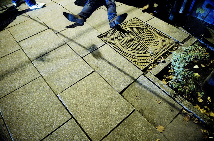 OSLO: En mann blir dyttet, faller, slår hodet i fortauskanten og blir liggende med spasmer. Alle reportasjebildene i denne saken ble tatt i Oslo, Bergen og Trondheim sentrum natt til 13. november i år. Foto: Thomas Haugersveen OSLO: En mann blir dyttet, faller, slår hodet i fortauskanten og blir liggende med spasmer. Alle reportasjebildene i denne saken ble tatt i Oslo, Bergen og Trondheim sentrum natt til 13. november i år. Foto: Thomas Haugersveen