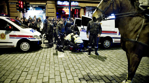 RESSURSKREVENDE: En hær av politifolk må settes inn for å roe en bråkmaker på Karl Johans gate i Oslo. Foto: Thomas Haugersveen RESSURSKREVENDE: En hær av politifolk må settes inn for å roe en bråkmaker på Karl Johans gate i Oslo. Foto: Thomas Haugersveen