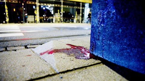 DRAMAET OVER: Etter at ambulansen har kjørt far stedet ligger blodet igjen i Spikersuppa. Foto: Thomas Haugersveen DRAMAET OVER: Etter at ambulansen har kjørt far stedet ligger blodet igjen i Spikersuppa. Foto: Thomas Haugersveen