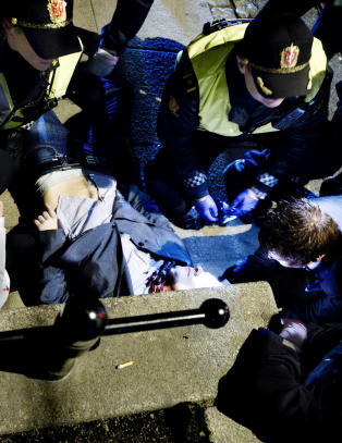 Her redder Rino (25) en fremmed