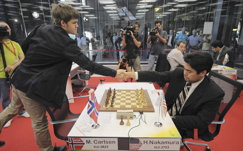 TOK SISTE STIKK: Magnus Carlsen slo amerikanske Hikaru Nakamura i siste parti av Tal Memorial og gikk dermed helt til topps i prestisjeturneringen der bare de beste sjakkspillerne i verden deltok.Foto: SCANPIX/AP Photo/Alvaro Barrientos