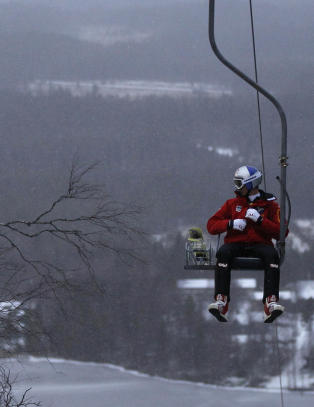 Vind og sn� stoppet hopperne i Kuusamo