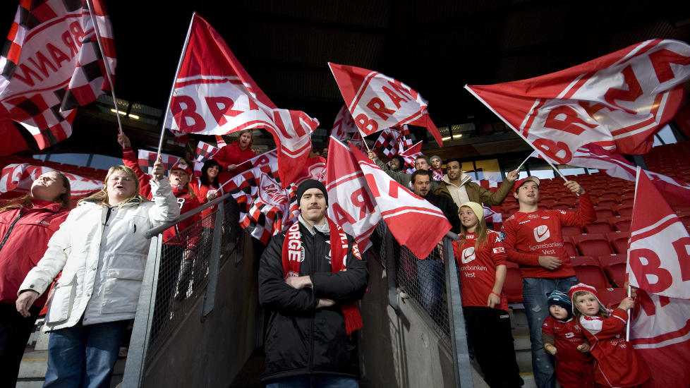 POPUL�R: Brann fikk klart flest stemmer i �rets Klubben i mitt hjerte-k�ring p� Dagbladet.no. Her er Branns Carl-Erik Torp og supportere p� stadion til klubben i sitt hjerte. Foto: Tor Erik H. Mathiesen