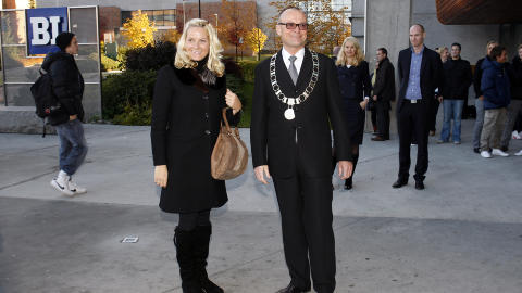 F�RSTE SKOLEDAG: Rektor ved Handelsh�yskolen BI, Tom Colbj�rnsen, tok i mot kronprinsesse Mette-Marit utenfor BI-skolebygningen i Nydalen i forbindelse med kronprinsessens f�rste skoledag i 2008.
Foto: Erlend Aas / Scanpix