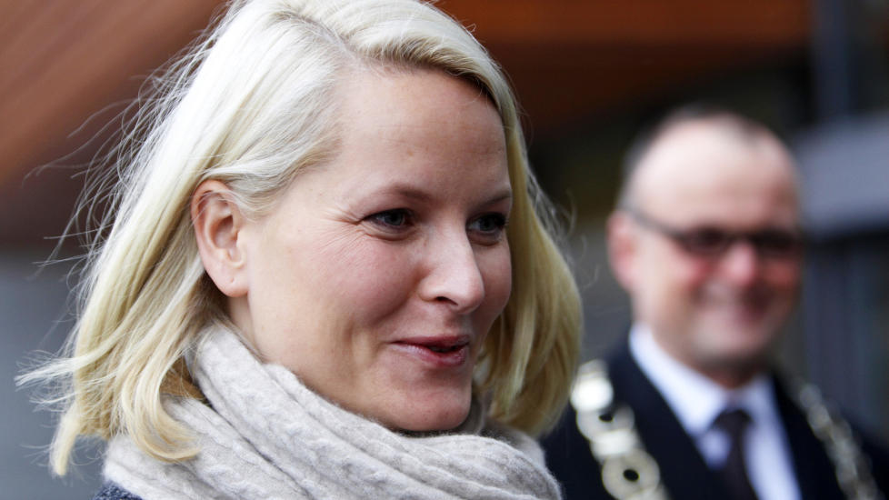 STUDENTSTOPP: Etter � ha f�tt toppkarakterer de to f�rste �rene, avbr�t kronprinsesse Mette-Marit BI-studiene i juni i �r. Her er hun avbildet p� f�rste skoledag i 2008.
Foto: Cornelius Poppe  / SCANPIX