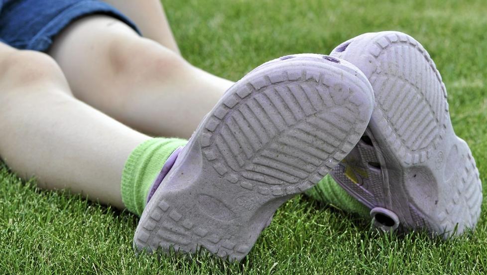 �DELEGGER F�TTENE: Mange barn bruker Crocs ute hele sommeren og som innesko om vinteren. Det kan v�re helseskadelig. FOTO: Colourbox