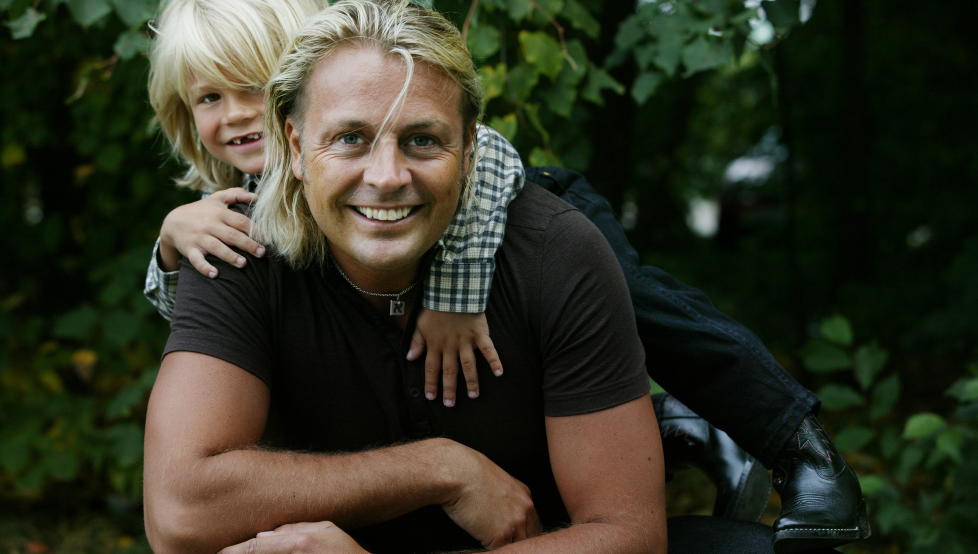 FAR OG S�NN: Runar S�gaard sammen med s�nnen, Amadeus. Han �nsker ikke at gutten skal ha moras etternavn, i tillegg til sitt. Bildet er tatt i 2006. Foto: Thomas Engstr�m/Expressen