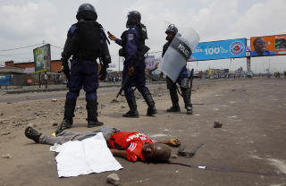 VALGBR�K: En tilhenger av Joseph Kabila ligger d�d igjen etter sammenst�t med tilhengere av opposisjonspolitiker Etienne Tshisekedi. 
If�lge nyhetsbyr�et Reuters ble to personer drept i sammenst�t i den kongolesiske hovedstaden l�rdag. Foto: Jerome Delay / AP / Scanpix