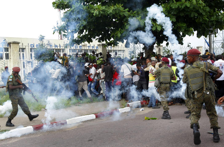 SAMMENST�T: Allerede f�r valget p� mandag har konfliktniv�et i den kongolesiske hovedstaden hevet seg. Her presses tilhengere av presidentkandidat Etienne Tshisekedi tilbake av kongolesisk milit�re i Kinshasa l�rdag. To personer skal i dag ha blitt drept i harde sammenst�t mellom ulike politiske grupperinger i hovedstaden. Foto: Jerome Delay / AP / Scanpix