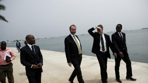 MER I SKATT FRA STATOIL ENN BISTAND FRA NORGE: Trond Giske peker p� at Statoil i Angola har betalt mer i skatt til landet i l�pet av ti �r, enn hva Norge har gitt i bistandspenger til hele Afrika i samme periode. Han mener det viser at n�ringsliv generer st�rre gevinster enn bistand. Her p� strandprominaden i Angola. Foto: H�kon Eikesdal.