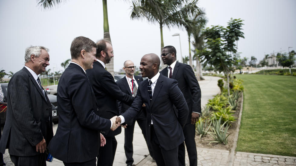 �YNENE OPP FOR AFRIKA: Milj�- og utviklingsminister Erik Solheim og n�ringsminister Trond Giske tok forrige uke med seg 60 forretningsmenn til tre afrikanske land. De mener business er redningen for Afrika, og at norsk n�ringsliv m� f� �ynene opp for mulighetene i Afrika. Her er norges ambassad�r til Angola Jon Vea, sammen med Solheim, Giske og to representanter fra Baia de Luanda, et selskapet som utvikler en strandprominade i Angolas hovedstad, Luanda. Foto: H�kon Eikesdal