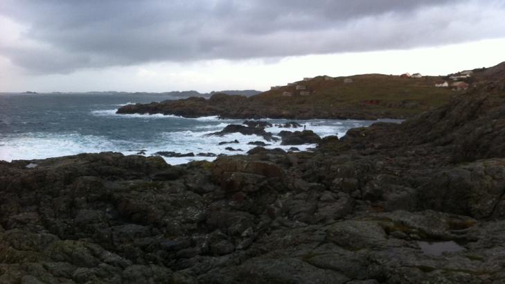 ROLIGERE V�R: I g�r var det full storm og 20 meter store b�lger. I dag er sikten langt bedre, og sj�en roligere, likevel er det et farlig omr�de � gj�re s�k i, opplyser politiet. Foto:Erling H�geland/Dagbladet