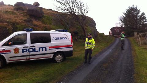 LANDS�K: Politiet og hjelpemannskapene s�ker n� i langs vannkanten etter de to savnede mennene. Foto: Per Fl�the