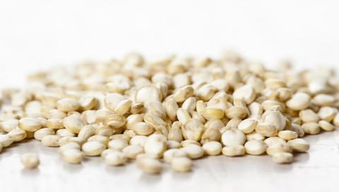 QUINOA: Den vanligste quinoaen er hvit eller gulhvit i fargen, men du kan også få den i rød og sort. FOTO: Colourbox QUINOA: Den vanligste quinoaen er hvit eller gulhvit i fargen, men du kan også få den i rød og sort. FOTO: Colourbox