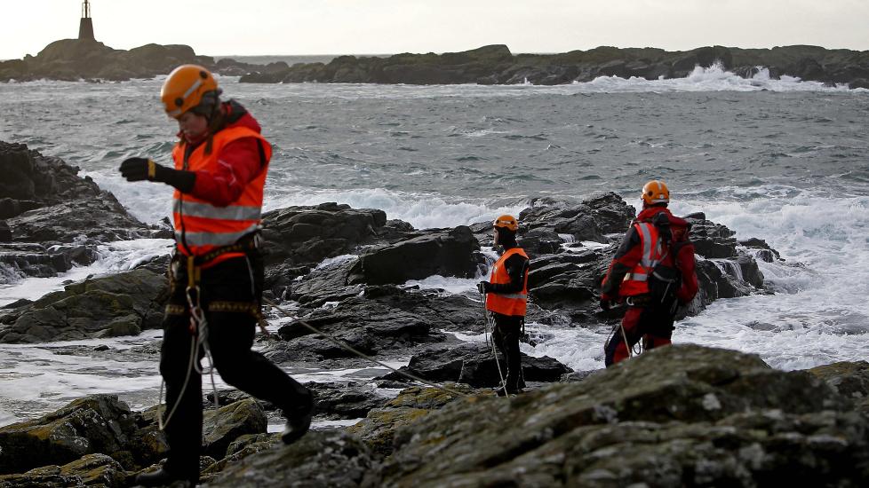 ULENDT TERRENG: Letemannskapene startet i dag tidlig s�ket etter de to savnede mennene som i g�r ble feid p� havet utenfor Egersund. Mannskap fra R�de Kors og Norsk Folkehjelp er utstyrt med klatreutstyr og hjelper, og opererer i sv�rt ulendt terreng. Foto: Erling H�geland/Dagbladet