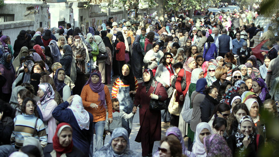 VIL HA NY FRAMTID:  Egyptiske kvinner st�r i k� utenfor et av de mange stemmestedene i hovedstaden Kairo i dag. N� er deres tidligere leder gjennom flere ti�r, Hosni Mubarak, historie, og mange egyptere h�per n� de vil f� et mer demokratisk samfunn i framtida. Foto: Amr Nabil/Ap/Scanpix