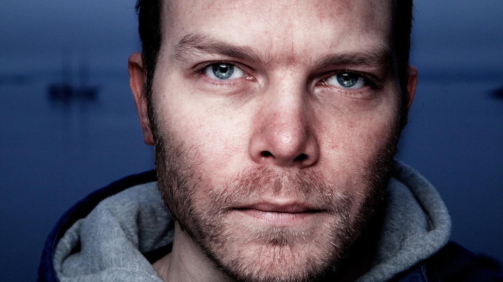 I alt mylderet:  Johan Harstads debutroman ble TV-serie, men selv nektet han for � ha noe med det � gj�re. - Det siste jeg ville var � � begynne � skrive p� den samme historien rett etter at jeg var ferdig, forteller han.   Foto: Lars Myhren Holand