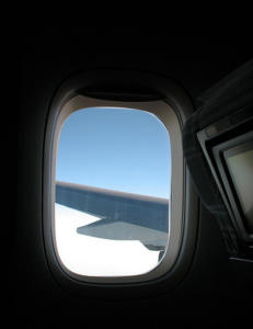 Irritererende at vinduet på flyet er for lite og sitter for høyt?