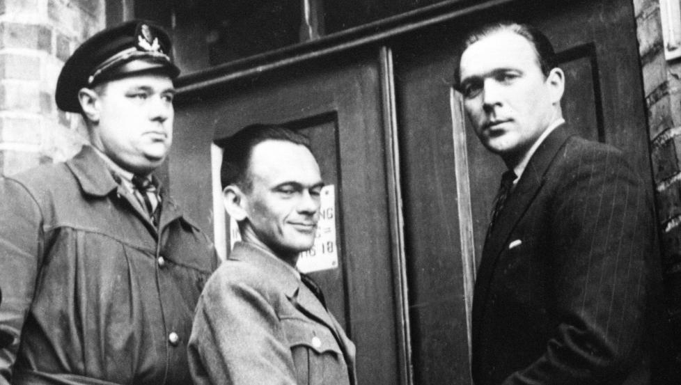MYE SKILDRET: Henry Rinnan (midten) har v�rt gjenstand for en rekke biografier og historiske b�ker opp gjennom �ra. Bare i h�st kommer tre b�ker knyttet til hans ugjerninger under okkupasjonen. Her er han p� vei inn i lagretten i Trondheim i 1946.
NTB arkivfoto / SCANPIX