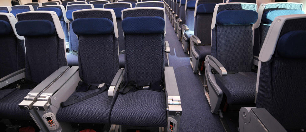 SKAL SITTE FORSVARLIG: Dersom det er fysisk umulig for en person med ekstra lange bein � komme ned i et sete, er det enkelt for flykapteinen � flytte denne til et sete med tilstrekkelig plass, under henvisning til sikkerheten for denne og passasjerer som sitter ved siden av, forteller Dagbladets reiseekspert.  Illustrasjonsfoto: KAZUHIRO NOGI/AFP/SCANPIX