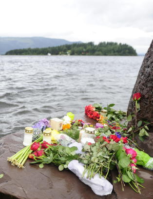 Breivik innrømmer at han skjøt mot båter fra Utøya, men flere av båtheltene nektes bistandsadvokat.