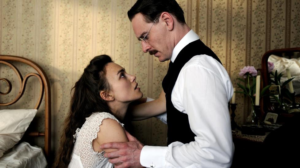 IKKE HELT PROFESJONSETISK: Carl Jung (Michael Fassbender) gir etter for dragningen mot pasienten Sabina (Keira Knightley) i �A Dangerous Method�.