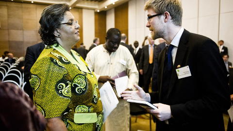 VIL HA HANDEL: Eivind Fjeldstad, leder for Norwegian-African Business Association, sier at afrikanske land selv ber om mer handel og mindre bistand. Her i samtale med Ghanas handelsminister Hanna Tetteh. Foto: H�kon Eikesdal