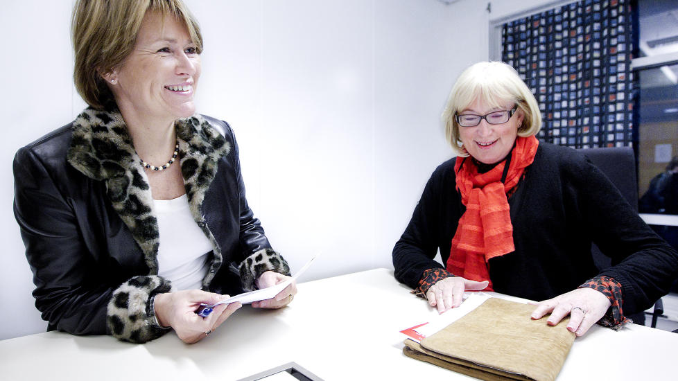 STILLHETEN M� BRYTES: Justisminister Grete Faremo  og Anne Karin Nyg�rd, generalsekret�r i Norske Kvinners Sanitetsforening (NKS) �pner i dag en konferanse om vold i n�re relasjoner som avholdes av NKS. De mener tabuene m� brytes.  Foto: Bj�rn Langsem / Dagbladet.