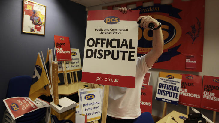 FORBEREDELSER: I g�r forberedte fagforeningene seg p� streik. Her  er Alan Brown fra Public and Commercial Services Union (PCS) i Skottland. Foto: SCANPIX/REUTERS/DAVID MOIR