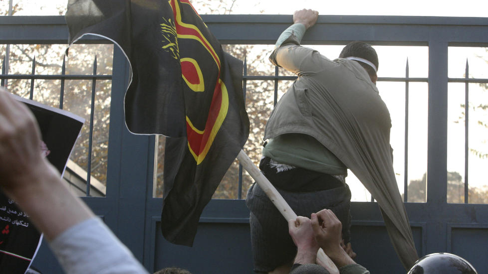 STORMET AMBASSADEN: Her blir en iransk demonstrant holdt tilbake da han pr�vde � komme seg inn i omr�det til den britiske ambassaden i Teheran i g�r. Foto: Scanpix/AP Photo/Vahid Salemi