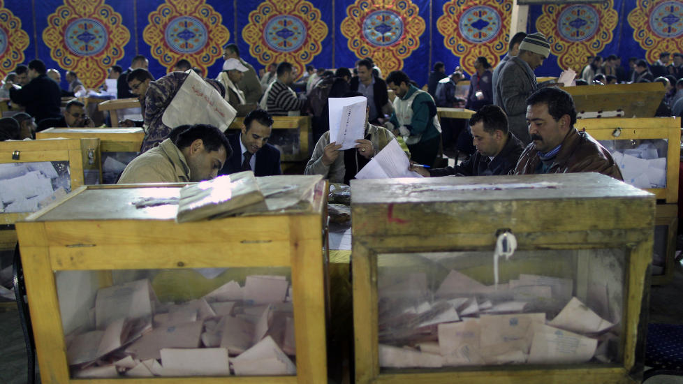 VALG: Her blir stemmene etter valget i Egypt telt. Foto: SCANPIX/REUTERS/Ahmed Jadallah