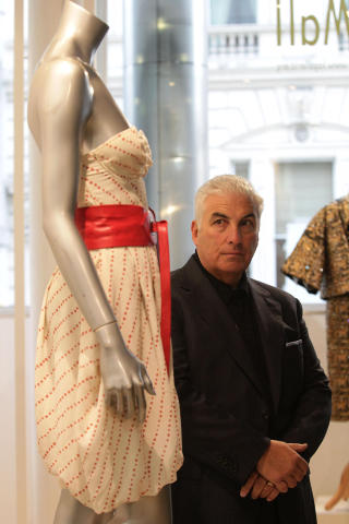 AMYS KJOLE: Pappa Mitch Winehouse sammen med kjolen som datteren brukte p� coveret til plata �Back to Black�. Foto: Yui Mok/PA/AP Photo/Scanpix