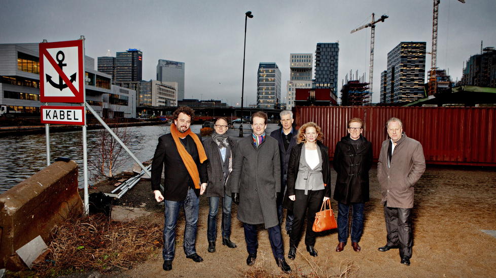 HER SKAL MUSEET LIGGE: Topptung aksjonsgruppe p� tomta der Lambda har v�rt planlagt. Fra venstre: Erlend H�yersten (Bergen Kunstmuseum), Mats Stjernstedt (Kunstnernes hus) Audun Eckhoff (Nasjonalmuseet), J�rn Mortensen (Kunsth�gskolen), Tone Hansen (Henie Onstad), Gunnar Kvaran (Astrup Fearnley) og Stein O. Henrichsen (Munch-museet) Foto: Lars Eivind Bones / Dagbladet