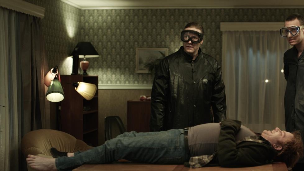 TIPPELAG:  Oscar (Mads Ousdal), Arthur Berning (Billy) og Tresko (Andreas Cappelen, liggende) utgj�r tre fjerdedeler av tippelaget som banker inn 12 rette p� kupongen. Det f�r fatale konsekvenser. Foto: Filmweb