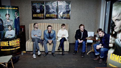 EN GLAD GJENG:  Magnus Martens (regiss�r) og skuespillerne Kyrre Hellum, Lena Kristin Ellingsen, Andreas Cappelen og Arthur Berning er alle godt forn�yd med action-komedie �Arme riddere�. Foto:Lars Eivind Bones / Dagbladet
