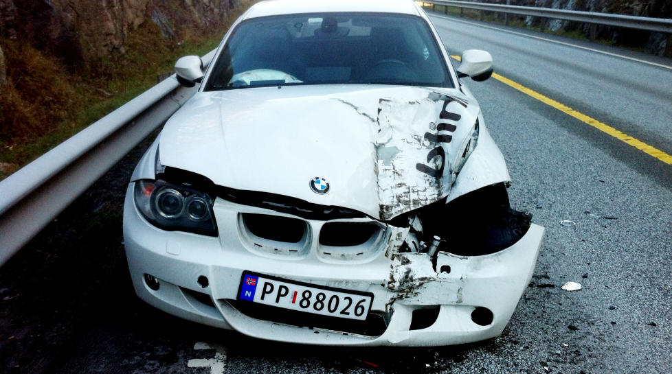 UBLIDT M�TE: Slik s� det ut etter at kj�ret�yet ble truffet av dekket som kom rullende fra den motg�ende lastebilen. Foto: Michael Haagensen