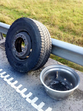L�ST HJUL: Trailerhjulet som traff bilen. Foto: Michael Haagensen