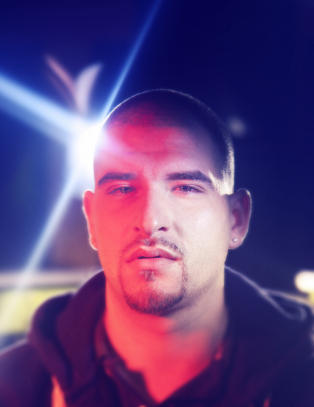 En flyktning kysser sin mor