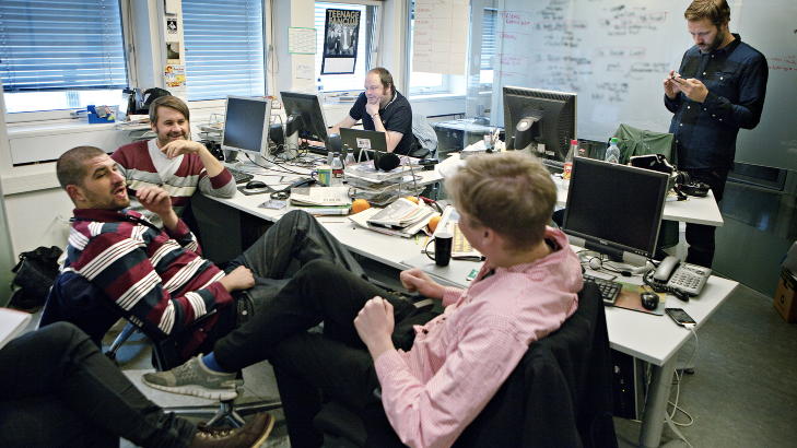 IKKE TRYGDA: Men p� jobb i Trygdekontoret. Her sammen med blant andre Thomas Seltzer i NRK-programmets redaksjonslokaler. 
Foto: Lars EIvind Bones/Dagbladet