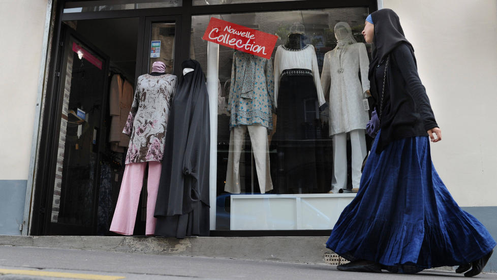 Hijab: �Jeg ser heller at kvinner if�rer seg hijab enn at v�re mest rabiate r�dstr�mper skal vinne frem med sine visjoner�, skriver artikkelforfatteren. Illustrasjonsfoto: Miguel Medina/AFP/Scanpix