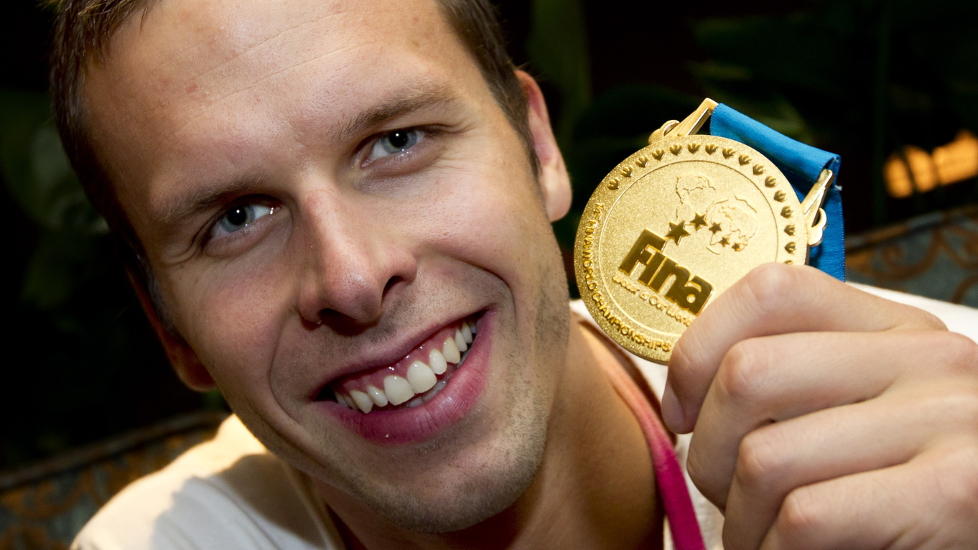 VERDENS BESTE: Alexander Dale Oen viste stolt frem gullmedaljen fra 100 meter bryst fra VM i Shanghai. Foto: Christian Thomassen / Scanpix .