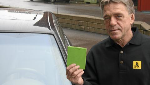 - BRUK SPYLEV�SKE: Kommunikasjonsr�dgiver i NAF, Jan Ivar Engebretsen, anbefaler � gi vinduene en god runde med spylev�ske n�r bilen parkeres for natta. Da slipper du un�dvendig slitasje n�r du skraper is morgenen etter. Foto: NAF