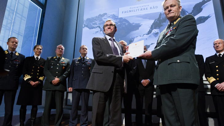 GIKK FOR ENBASEL�SNING: Forsvarssjef Harald Sunde (t.h.) overleverte det fagmilit�re r�d for den videre utviklingen av Forsvaret til forsvarsminister Espen Barth-Eide 24. november. Foto: Berit Roald / Scanpix