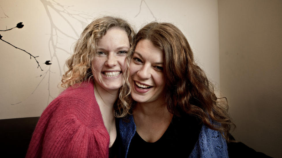  EGENPRODUSERT KABARET: Christel Blunck (t.v) og Vibeke Oskal lot seg inspirere av kultfilmen �Thelma & Louise� da de laget kabareten �Torill og Linda &mdash; to kvinner, en Cadillac, en cabaret�. Foto: Lars Eivind Bones