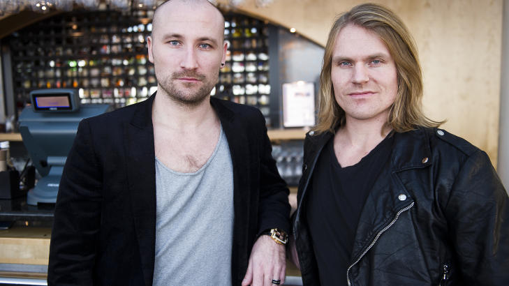 SJEKKER�DGIVERNE: Fredrik Worren (t.h.) og Espen Korsvik driver med sjekking p� heltid, og holder kurs for gutter og menn som vil l�re mer om hvordan de f�r oppmerksomhet fra det motsatte kj�nn. Foto: H�kon Eikesdal