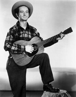 FAREN: Woody Guthrie, Arlos far, reiste rundt med en gitar som etter hvert fikk p�skriften �This machine kills facists�. Foto: Scanpix